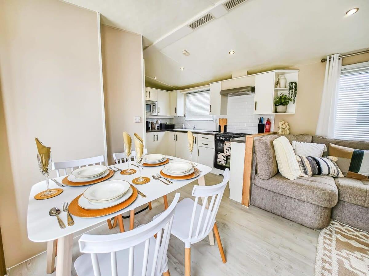 Escape To Paradise At Pevensey Bay Holiday Park 13 Woodland Walk Villa Exterior photo